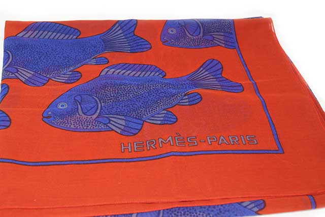 エルメス HERMES 大伴膝掛け パレオ 袈裟 綿織物100％ 行き交うさかな ポアソン poisson 赤×青碧 本物 新品負けず劣らず 綿100 W170ｃｍ