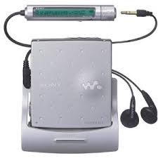 【中古】［人並み外れたに好いたらしい］SONY ソニー MZ-E909（S) しろがね色系 携帯型MD電気蓄音機 MDLP相応う （MD生まれ変わり専用機/MDウォークマン）