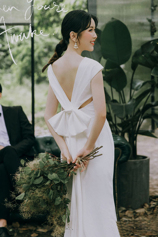 ワンピース 花嫁 森系 後撮り ウェディングドレス 優雅 ロングドレス ノースリーブ 海外撮影 ブライダル ｖカット 二次会 マーメイドラインドレス 前撮り 結婚式 ノースリーブ ウェディングドレス フォーマル サテン トレーン ウエディングドレス ドレス ロング 可愛い