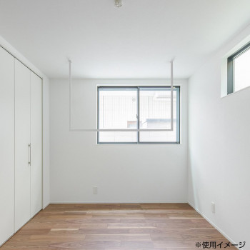 森田アルミ工業 天井付け物干し kacu(カク) ホワイト KAC149U-WH　部屋は四角、窓も四角、物干しも!｜スクラッチ