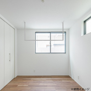 森田アルミ工業 天井付け物干し kacu(カク) ホワイト KAC146U-WH　部屋は四角、窓も四角、物干しも!｜スクラッチ
