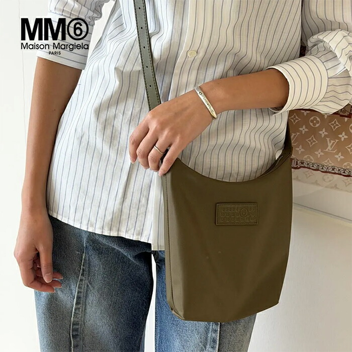 【2026秋冬新作】MM6 Maison Margiela エムエム6 メゾンマルジェラ 「ニューメリック」ナイロン バーティカル クロスボディバッグ ショルダーバッグ 肩掛け 斜め掛け カーキ【マルタンマルジェラジャパン正規取扱店】｜S.CURVE STUDIO