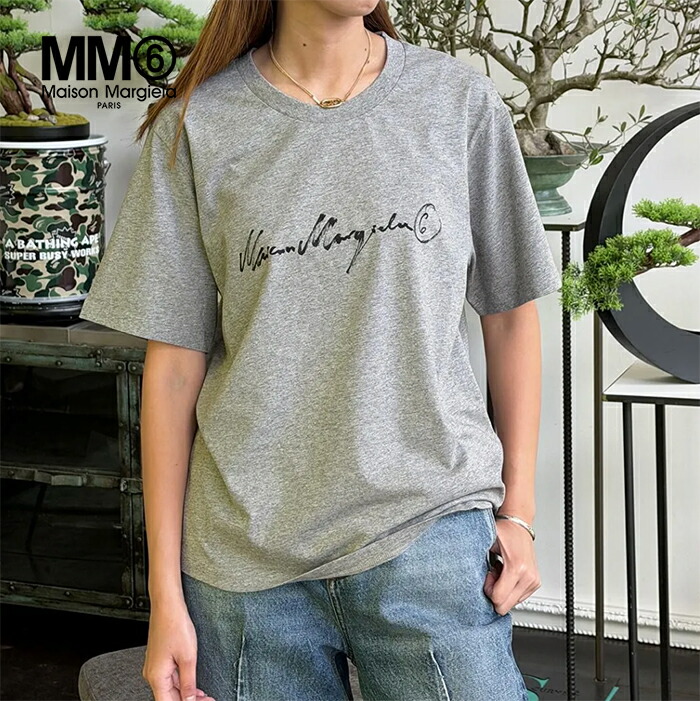 【2026秋冬新作】MM6 Maison Margiela エムエム6 メゾンマルジェラ ハンドライティングロゴプリントコットンジャージーTシャツ クルーネック 半袖 ショートスリーブ レディース グレー【マルタンマルジェラジャパン正規取扱店】|S.CURVE STUDIO