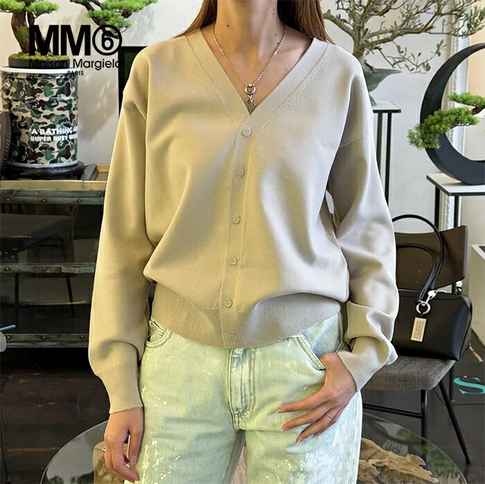 【2026春夏新作】MM6 Maison Margiela エムエム6 メゾンマルジェラ Vネックボタンダウンカーディガン Vのど首 長袖 レギュラー相応う レディース ベージュ【マルタンマルジェラジャパン定まり取りまわし店】