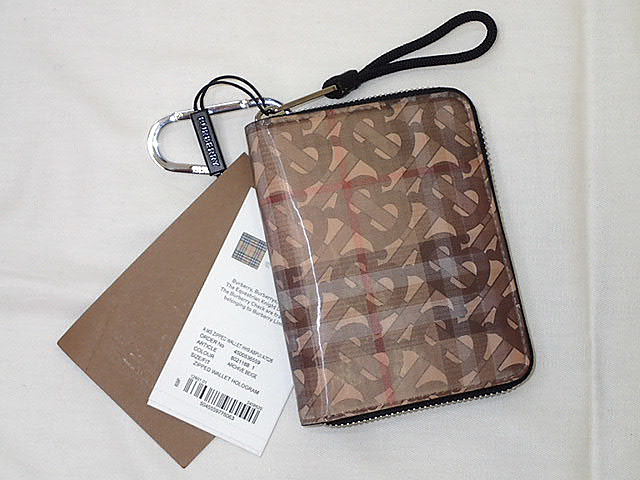 ★【送料無料】ＢＵＲＢＥＲＲＹ　バーバリー　ZIPPE　DWALLET　HOLOGRAM　3Dプリントコンパクトジップウォレット　キーリング付き　8021188　当店では以前44,000　【未使用】【中古】レディース、メンズ