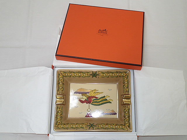 【未使用品】HERMES エルメス アッシュトレイ 灰皿 ライオン 金枠 希少 HERMES - HERMES エルメス アッシュトレイ 陶器 ベージュ マルチ