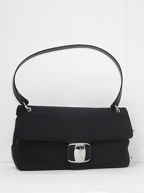 ★【送料無料】ｓａｌｖａｄｏｒｅ　Ｆｅｒｒａｇａｍｏ　サルヴァトーレ　フェラガモ　ヴァラ　ワンショルダー　セミショルダー　バッグ　AQ21 8190　【中古】レディース