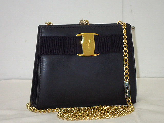 ★【貨物輸送無料】【尖んがり10倍】ｓａｌｖａｄｏｒｅ Ｆｅｒｒａｇａｍｏ サルヴァトーレ フェラガモ ヴァラ 金入れチェーン店ショルダーバッグ 22 3054 【中古】レディース