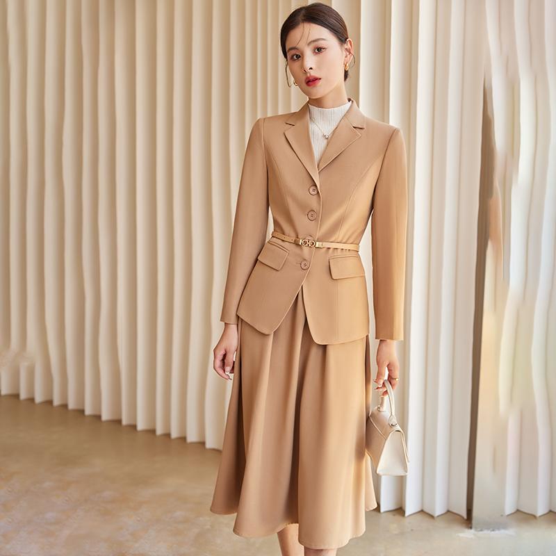 レディース 背広 今めかしい 成人女性服 レディース 好いたらしい 研ぎあげる 春 窈窕たる 杏 背広 上衣 スコート 晴れ晴れしい感 セットアップ 大きめ大きさ