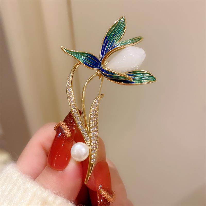 ジャケット レディース ブローチ 卒業式 入学式 おしゃれ マグノリア 花 パール ハイエンド スーツ コサージュ 固定 衣類 ピン ギフト