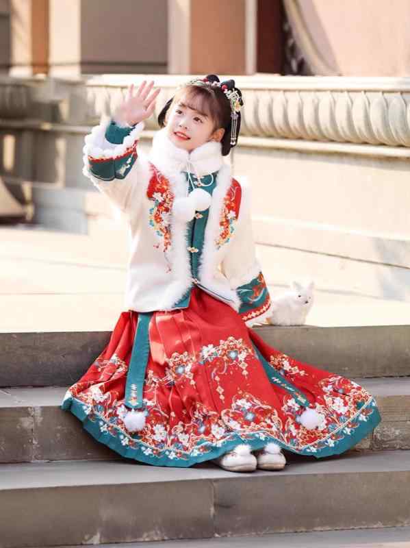 漢服 女児 キッズ 明朝様式 唐装 辰年 お正月 衣装 冬用 防寒 華やか イベント 発表会 小学生 ジュニア ポリエステル素材 チャイナドレス 七五三 記念写真 かわいい