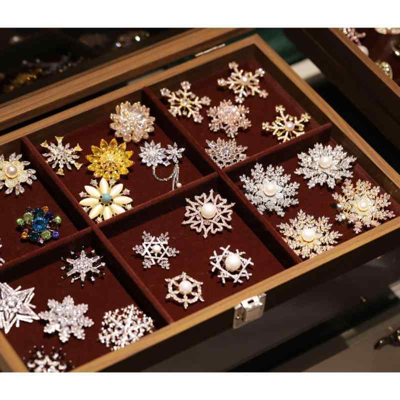ブローチ 男女兼用 高級感 銅製 電気メッキ加工 クリスマス 雪の結晶モチーフ エレガント おしゃれ オールシーズン対応 多機能アクセサリー ギフト プレゼント