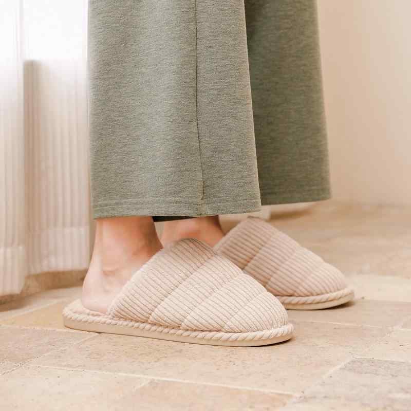 ルームシューズ 男女兼用 カップル 冬用 キルティング シンプル 無地 保温 滑り止め ラバーソール 厚手 ボア フェイクファー コットン つま先保護 室内外兼用