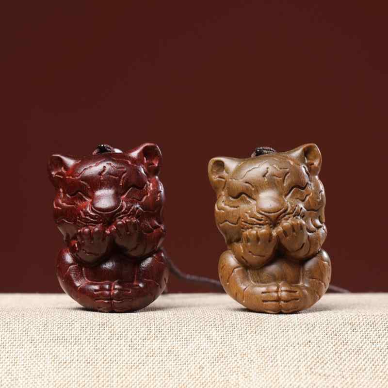 工芸品 紫檀 緑檀 無垢材 木彫り 彫刻 精巧 干支 寅年 寅 子虎 握り物 手のひらサイズ 置物 飾り物 インテリア オブジェ 縁起物 装飾品