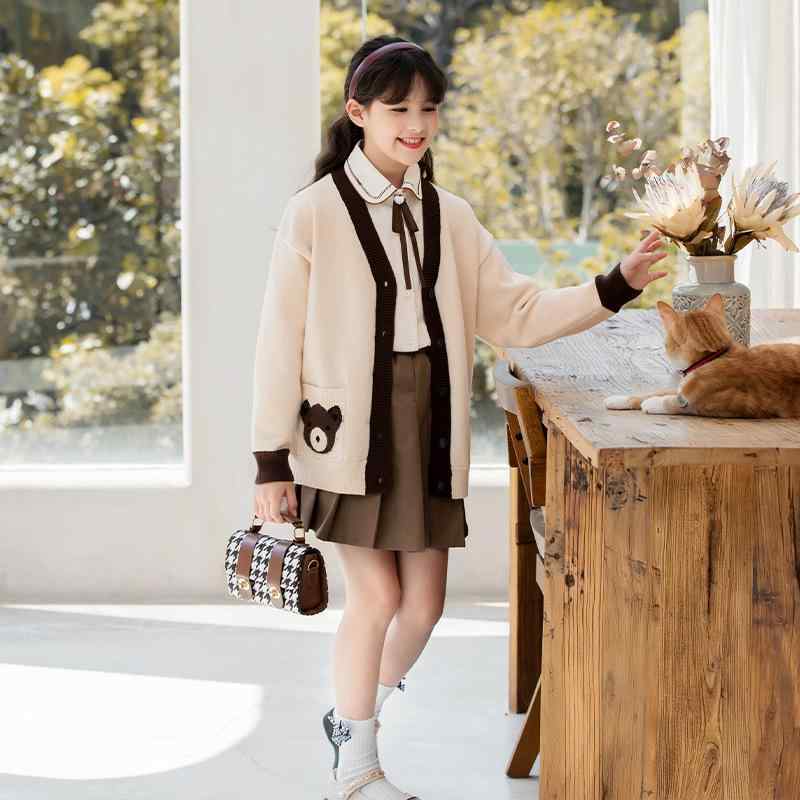 ニットカーディガン ジュニア 女の子 クマ柄 親子リンクコーデ 長袖 Vネック 前開きボタン アクリル素材 肌触り快適 キュートなキャラクターデザイン 春秋冬対応