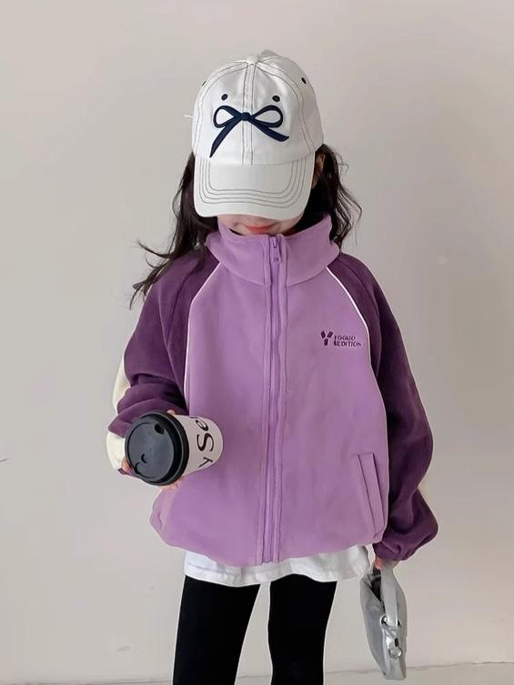 アウター 女の子 ガールズ 子供服 キッズ服 厚手 防寒 保温 暖かい フリース ジャケット ショート丈 ジップアップ スタンドカラー レタリング柄 秋冬 長袖 韓国風 かわいい スポーツ カジュアル 紫 ピンク