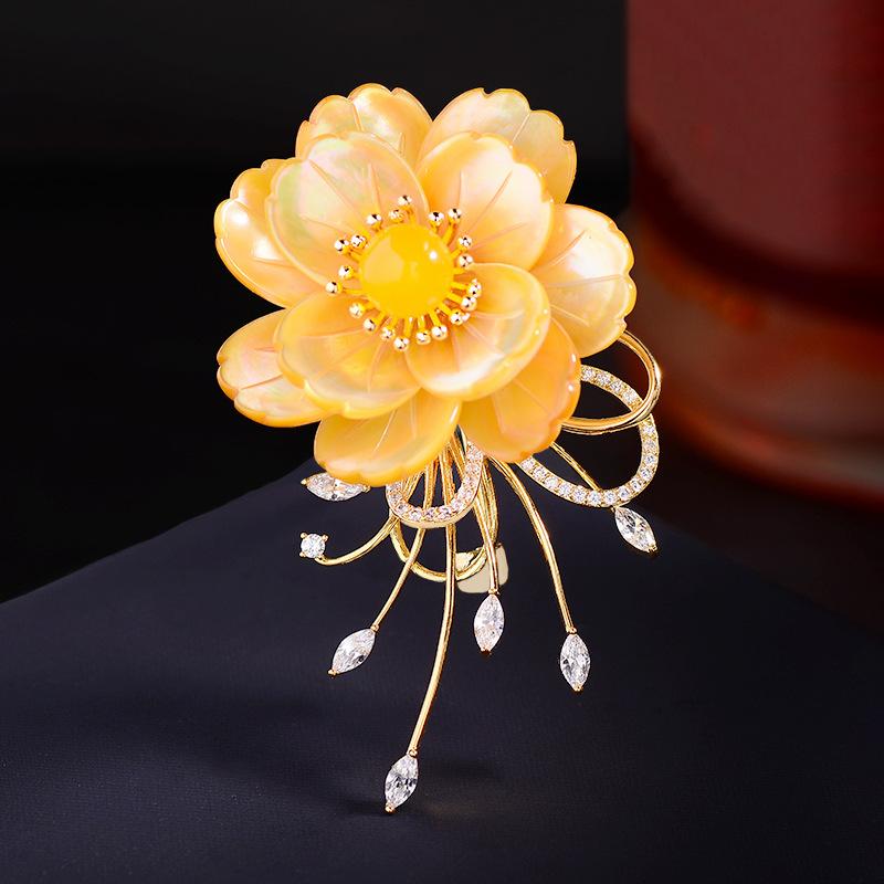 ブローチ レディース 牡丹の花 天然シェル 高級感 高品質 上品 エレガント クラシック 銅 ジルコニア 電気メッキ加工 ファッション 通勤 チャイナドレス イエロー アクセサリー 4,883円
