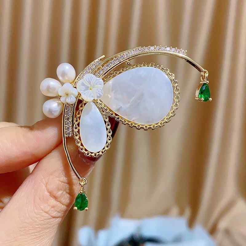 ブローチ ユニセックス 天然貝殻 淡水パール 蝶々モチーフ 上品 エレガント 個性的 マルチウェイ 多機能 服の固定 ずり落ち防止 露出防止 銅製 電気メッキ加工 春夏 結婚式 パーティー オフィス カジュアル おしゃれ プレゼント
