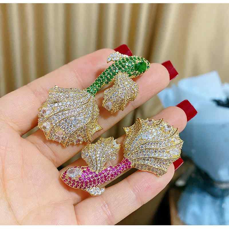 ブローチ 男女兼用 電気メッキ加工 マイクロセッティング フルラインストーン 金魚 カラフル ジルコニア エレガント 上品 銅製 コート アウター ジャケット ドレス アクセサリー 韓国風 おしゃれ 華やか インス風 胸飾り