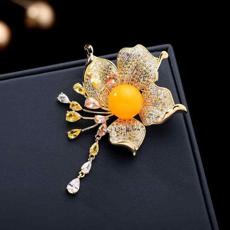ブローチ レディース マイクロインレイ ジルコニア 百合の花 韓国風 エレガント 高級感 上品 ゴールド 銅製 模造琥珀 通勤 ファッション コート ジャケット スーツ フォーマル 結婚式 入学式 卒業式 パーティー おしゃれ
