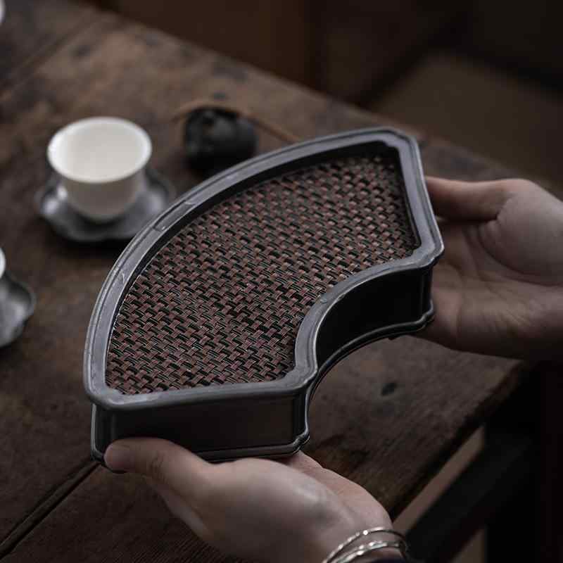茶器 乾泡台 貯水式 古錫 錫製 重厚感 レトロ 和風 ヴィンテージ 急須台 茶盤 トレー ポットマット 建水 梅柄 半手作り 茶道具 テーブルウェア おしゃれ｜セキュアデポ