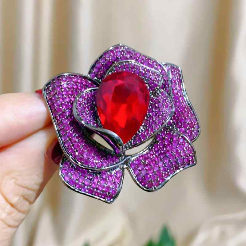 ブローチ 男女兼用 ハンドメイド 電気メッキ加工 ジルコニア 高級感 エレガント バラ カメリア フラワーモチーフ 花飾り スーツ コート ジャケット フォーマル 結婚式 入学式 卒業式 発表会 プレゼント 韓国風 上品 コサージュ
