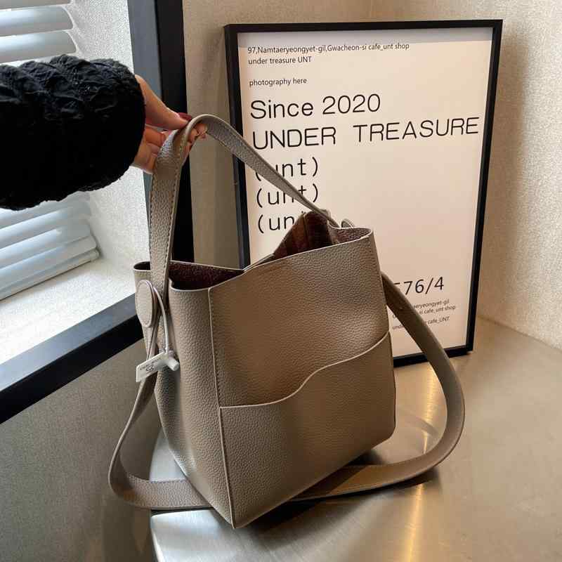 バッグ レディース ショルダーバッグ 斜めがけバッグ ハンドバッグ バケットバッグ 水筒型バッグ PUレザー 幅広ストラップ ステッチデザイン ファスナーポケット付き アウトポケット マグネット開閉 シンプル やや硬め ミドルサイズ 秋冬 デイリーユース