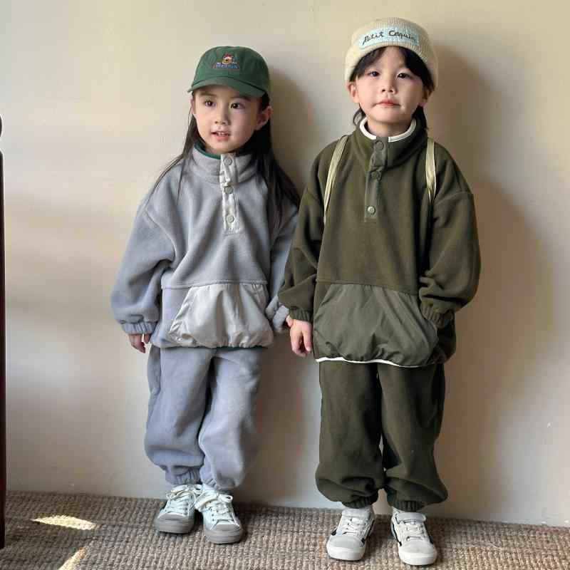 スウェット トレーナー キッズ ベビー 子供 男の子 女の子 男女兼用 秋冬 フリース ボア 裏起毛 保温 やわらか ソフトタッチ 長袖 長パンツ フードなし セットアップ 2点セット 無地 ポリエステル 韓国風 かわいい おしゃれ