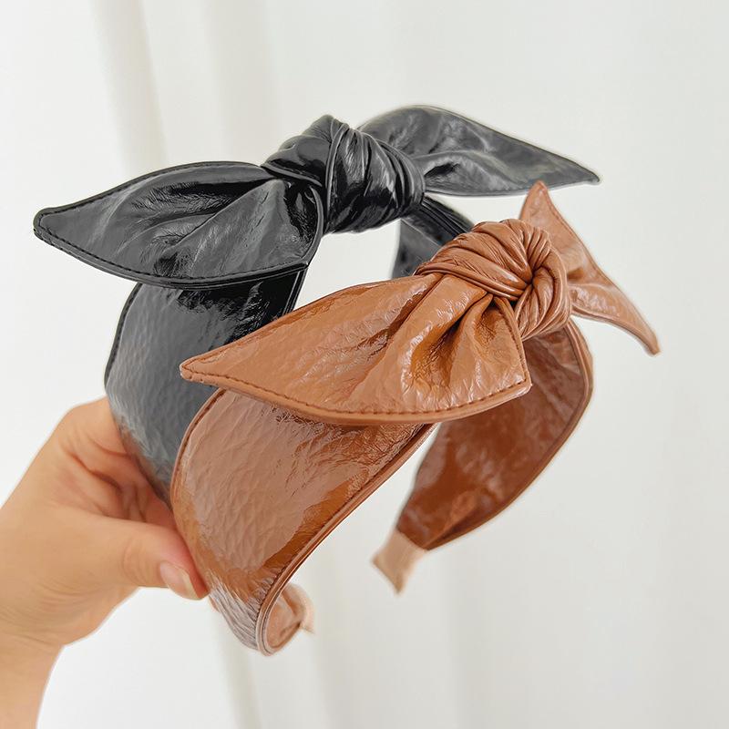 ヘアアクセサリー レディース 秋冬 PUレザー リボン 高級感 上品 大人かわいい 万能 韓国ファッション カチューシャ 普段使い お洒落