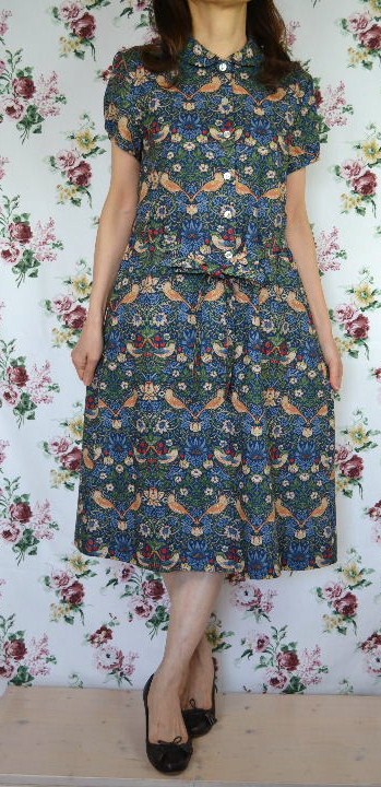 逸品 大人気商品 ウィリアムモリス 襟付き半袖ワンピース いちご泥棒strawberry Thief ネイビー 有名な高級ブランド本物