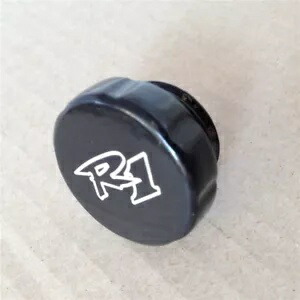 ブラック ブレーキ液リザーバー キャップ カバー「R1」刻印 1998-2024 ヤマハ YZF-R1 Black Brake Fluid Reservoir Cap Cover \