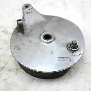 2007 スズキ ブールバード S50 VS800 800 OEM リアバックブレーキドラムキャリパークランプ 2007 suzuki boulevard S50 VS800 800 OEM REAR BACK BRAKE DRUM CALIPER CLAMP 【並行輸入品】