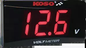 KOSO NORTH AMERICA スーパースリムボルトメーター 赤桁 幅2.22インチ x 高さ1.06インチ x 奥行き0.43インチ KOSO NORTH AMERICA Super Slim Volt Meter Red Digits 2.22\