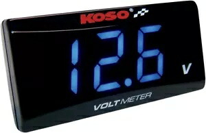 KOSO NORTH AMERICA スーパースリムボルトメーター ブルー桁 幅2.22インチ x 高さ1.06インチ x 奥行き0.43インチ KOSO NORTH AMERICA Super Slim Volt Meter Blue Digits 2.22\