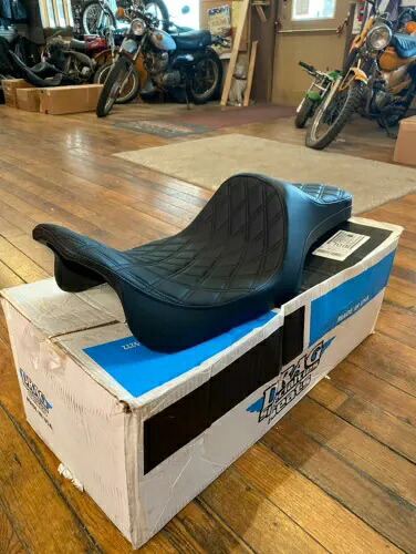 Drag Specialtys プレデター III ダイヤモンド シートは、2008 ～ 2022 年のハーレー ツーリング モデルに適合します。 Drag Specialties Predator III Diamond Seat fits 2008-2022 Harley Touring Models 【並行輸入品】 87,725円