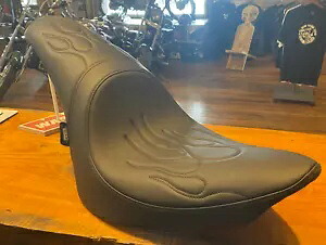 Drag Specialtys プレデター フレーム シートは、2000-2017 ハーレー ソフテイル FLST FXST に適合します。 Drag Specialties Predator Flame Seat fits 2000-2017 Harley Softail FLST FXST 【並行輸入品】
