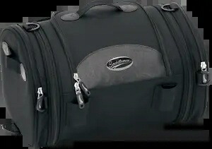Saddlemen R1300LXE オートバイデラックスロールバッグ シーシーバー荷物はハーレーに適合 Saddlemen R1300LXE Motorcycle Deluxe Roll Bag Sissy Bar Luggage fits Harley 【並行輸入品】