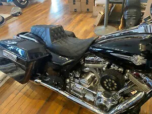Saddlemen ブラック ステップアップ格子シート 1997-2007 ハーレー ツーリング FLHX FLHR 用 Saddlemen Black Step-Up Lattice Seat for 1997-2007 Harley Touring FLHX FLHR 【並行輸入品】