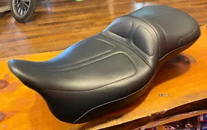 Le Pera Maverick Daddy ロングレッグステッチシート 2008-2023 ハーレーツーリングに適合 Le Pera Maverick Daddy Long Legs Stitched Seat fits 2008-2023 Harley Touring 【並行輸入品】
