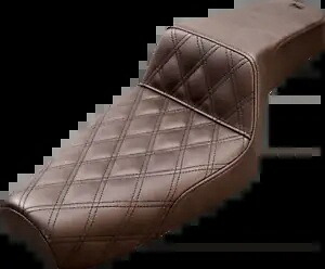 Saddlemen ブラウン ステップアップ フロント格子シート 1979-2003 ハーレー スポーツスターに適合 Saddlemen Brown Step Up Front Lattice Seat fits 1979-2003 Harley Sportster 【並行輸入品】