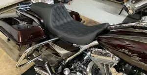 Drag Specialtys プレデター III ダイヤモンド ステッチ シート 1997-2007 ハーレー ツーリングに適合 Drag Specialties Predator III Diamond Stitch Seat fits 1997-2007 Harley Touring 【並行輸入品】