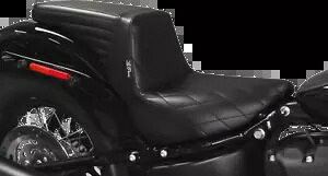 Le Pera ビニール ブラック ダイヤモンド ステッチ キックフリップ シート 2018-2021 ハーレー ソフテイル FXBB Le Pera Vinyl Black Diamond Stitched Kickflip Seat 2018-2021 Harley Softail FXBB 【並行輸入品】