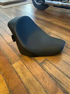 ダニー グレー プレーン ブラック ビニール 平日ソロシート 2018-2022 ハーレー ソフテイル FLHC Danny Gray Plain Black Vinyl Weekday Solo Seat 2018-2022 Harley Softail FLHC 【並行輸入品】