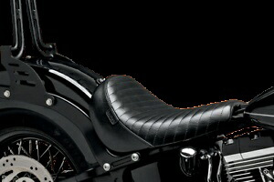 Le Pera ベアボーンズ プリーツ ソロシート 2011-17 ハーレー ソフテイル スリム ブラックラインに適合 Le Pera Bare Bones Pleated Solo Seat fits 2011-17 Harley Softail Slim Blackline 【並行輸入品】