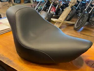Saddlemen レネゲード ゲル ソロ シート 2006-2017 ハーレーダビッドソン ソフテイル ファットボーイに適合 Saddlemen Renegade Gel Solo Seat fits 2006-2017 Harley Davidson Softail Fat Boy 【並行輸入品】