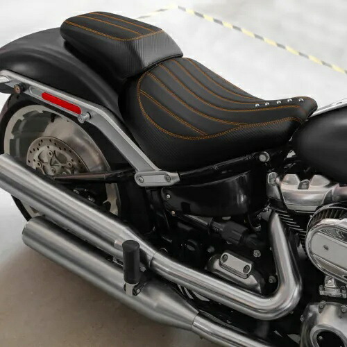 運転席と助手席はハーレーファットボーイ FLFB 2018-2023 ブラック + オレンジに適合 Driver Rider & Passenger Seat Fit For Harley Fat Boy FLFB 2018-2023 Black+Orange 【並行輸入品】
