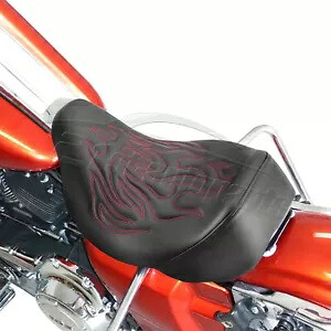 ブラック ステッチレッドフレームロープロファイルソロシート ハーレーツーリング 2008-2024 用 Black W/ Stitched Red Flame Low Profile Solo Seat For Harley Touring 2008-2024 【並行輸入品】