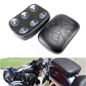 ブラッククロス乗客ピリオンパッドシート8サクションカップハーレーボバーチョッパー用 Black Cross Passenger Pillion Pad Seat 8 Suction Cup For Harley Bobber Chopper 【並行輸入品】