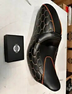 OS&D アドバンブラック コブラ シート カスタム オレンジ ステッチ付き 08 UP ハーレー ツーリング用 OS&D Advanblack COBRA SEAT WITH CUSTOM ORANGE STITCHING FOR 08 UP HARLEY TOURING 【並行輸入品】