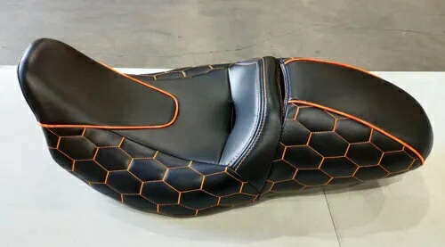 OS&D アドバンブラック コブラ シート カスタム オレンジ ステッチ付き 08 UP ハーレー ツーリング用 OS&D Advanblack COBRA SEAT WITH CUSTOM ORANGE STITCHING FOR 08 UP HARLEY TOURING 【並行輸入品】